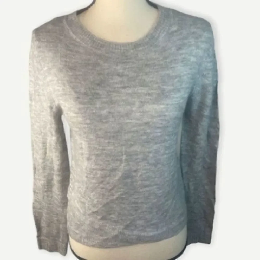 Elodie Gray Crew Neck Lightweight Sweater Large NWT
